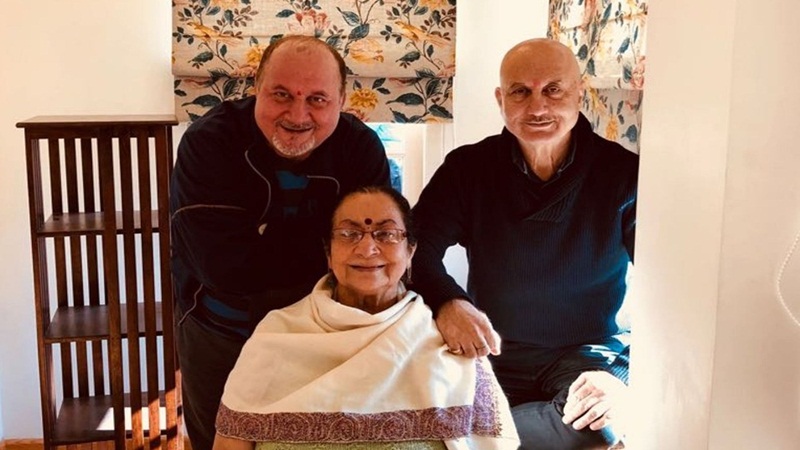 Anupam Kher with mother Dulari Kher and brother Raju Kher