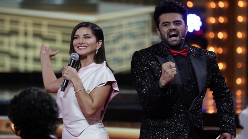 Maniesh Paul with Sunny Leone at Filmfare Awards 2021