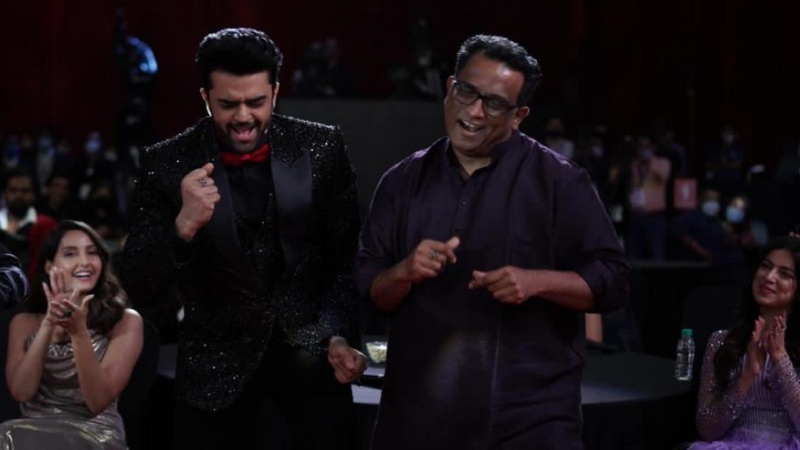 Maniesh Paul with Anurag Basu at Filmfare Awards 2021