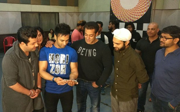 Salman Khan with team Fukrey Returns