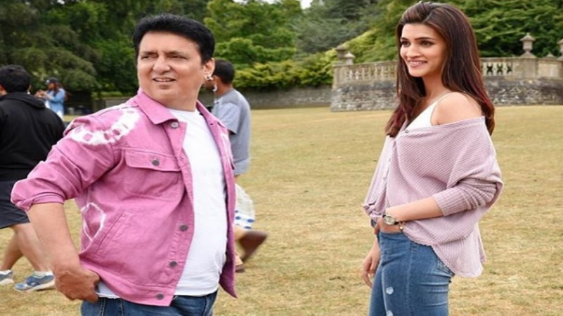 Sajid Nadiadwala with Kriti Sanon on sets of Houseful 4