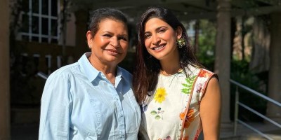 Aahana S Kumra with her mom