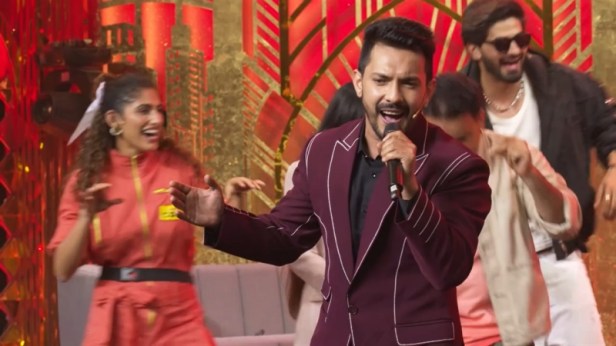 Aditya Narayan and all contestants celebrating Aarush Bhola's birthday