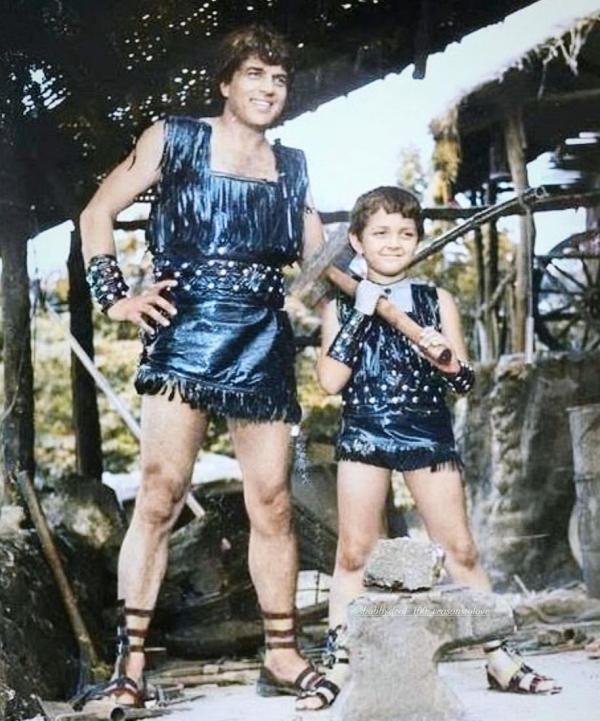 Dharmendra and Bobby Deol in Dharam Veer
