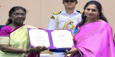 Smt. Droupadi Murmu Presenting National Award to Radhika Lavu