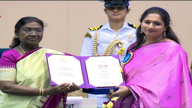 Smt. Droupadi Murmu Presenting National Award to Radhika Lavu