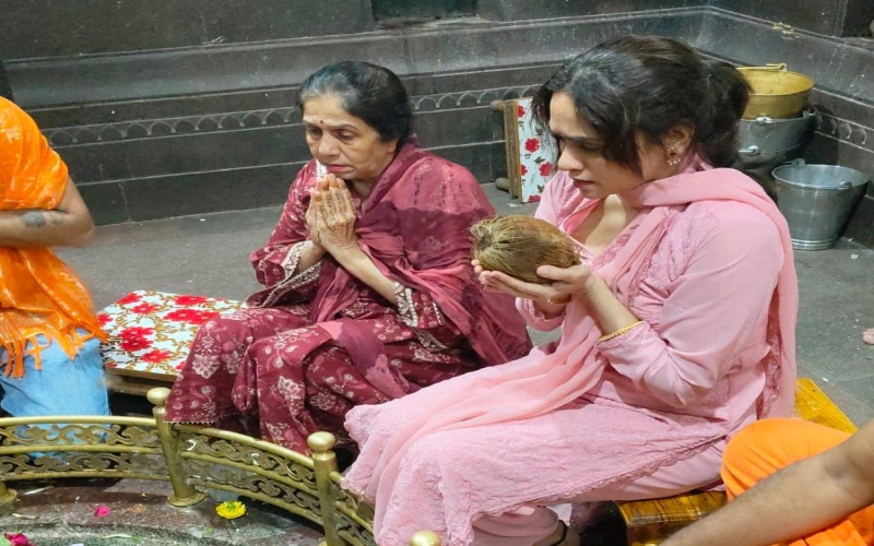 Amruta Khanvilkar with her mother
