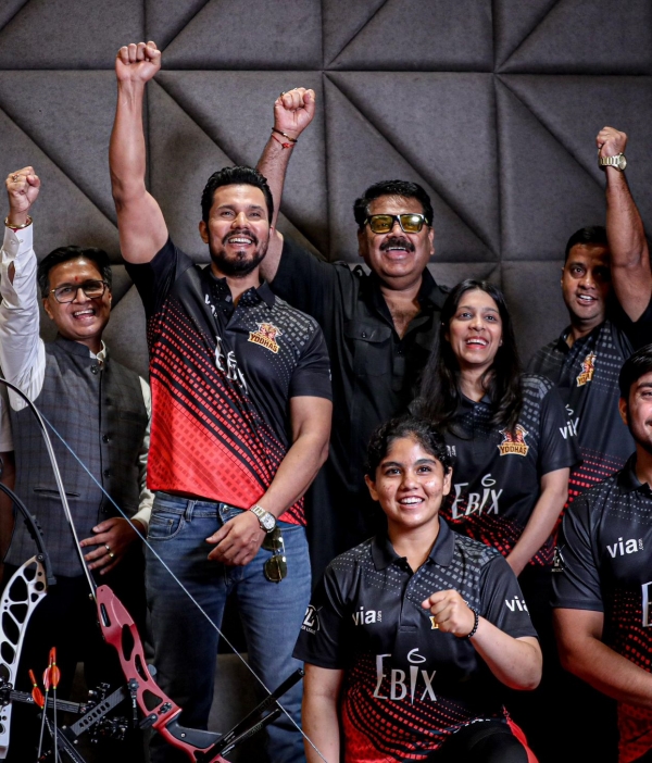 Randeep Hooda with his Prithviraj Yodhas - Archery Premier League team