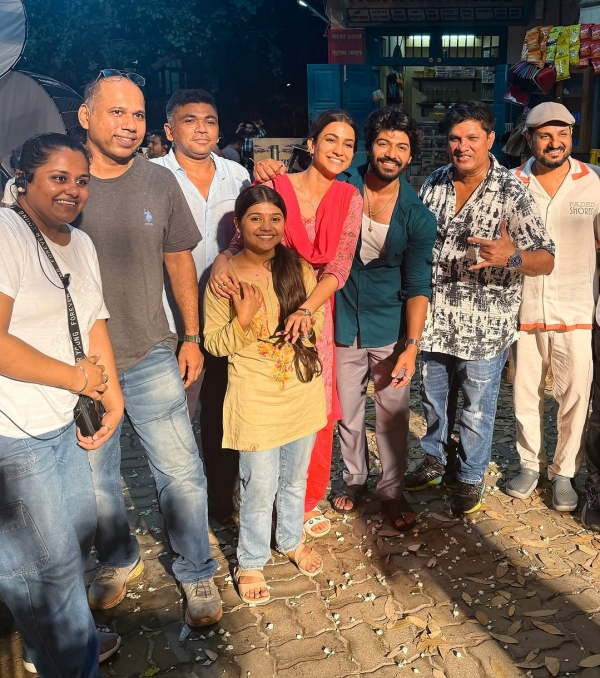 Sheizaan khan and Amandeep Sidhu with team Ganga Mai Ki Betiyaan