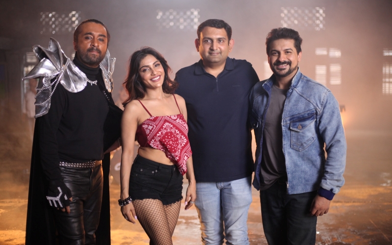 Siddhanth Kapoor, Ishita Raj, Filmmaker Harit Desai and Pushkar Jog on sets of Human Cocaine