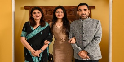 Pankaj Tripathi with wife Mridula and daughter Aashi Tripathi 2