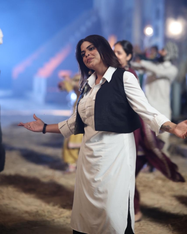 Jasmeen Akhtar in her latest single Malak Dyaal 1